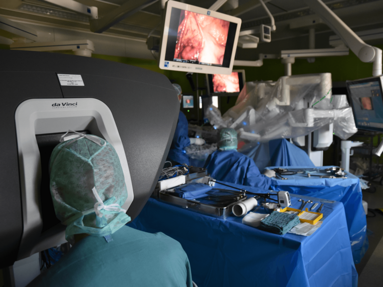 Arzt an Bedienerkonsole in Operationssaal mit Operationssystem da Vinci, Albertinen Zentrum für roboterassistiertes Operieren, Albertinen Krankenhaus, Hamburg
