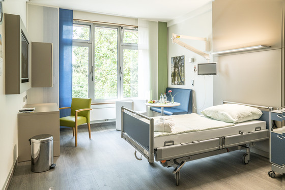 Zimmer mit Bett, Stuhl und Tisch - Wahlleistungen - Albertinen Krankenhaus in Hamburg