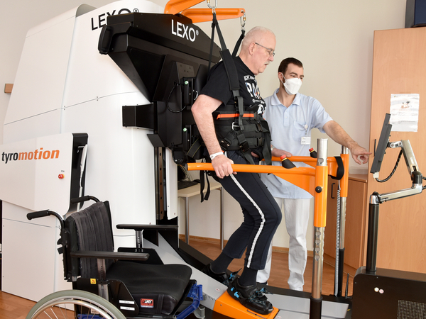 Patient und Therapeut mit dem robotergestützten Gangtrainer im Interdisziplinäres Therapiezentrum im Albertinen Krankenhaus in Hamburg-Schnelsen