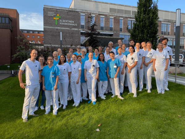 Teamfoto der Klinik für Gynäkologie und Geburtshilfe mit Chefarzt Prof. Klapdor vor dem Krankenhausgebäude des Albertinen Krankenhauses in Hamburg-Schnelsen