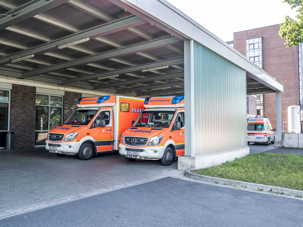Zwei Rettungswagen stehen am Eingang der Notaufnahme, Notfall-und Akutmedizin, Was tun bei einem Notfall, Albertinen Krankenhaus, Hamburg-Schnelsen
