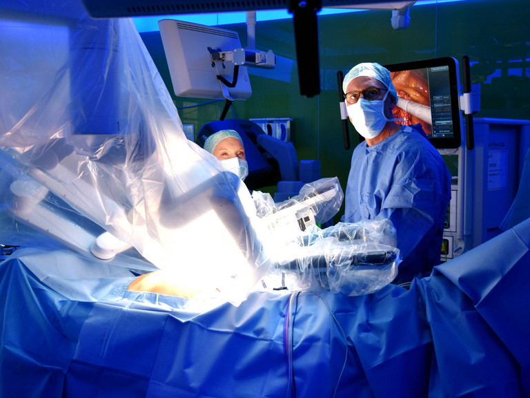 Ärzte in Operationssaal mit Operationssystem da Vinci, Albertinen Zentrum für roboterassistiertes Operieren, Albertinen Krankenhaus, Hamburg
